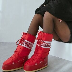 7/8.5 Women’s Red Moonboots